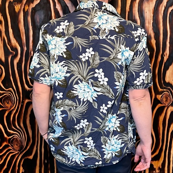 Private Member Hawaiian Floral Button Up | Pristine, Vacation & Beach Ready 🏖 - Picture 3 of 4